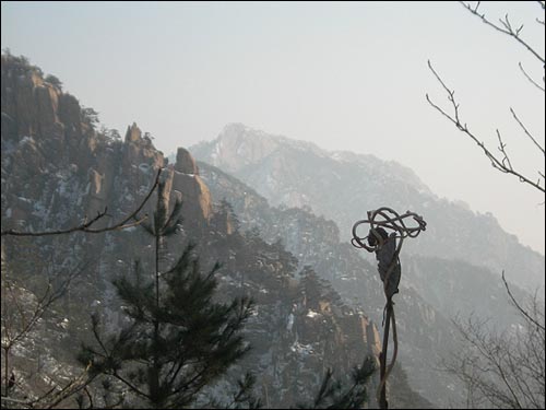 나무와 돌과 눈이 절묘하게 조화된 겨울 금강산3 